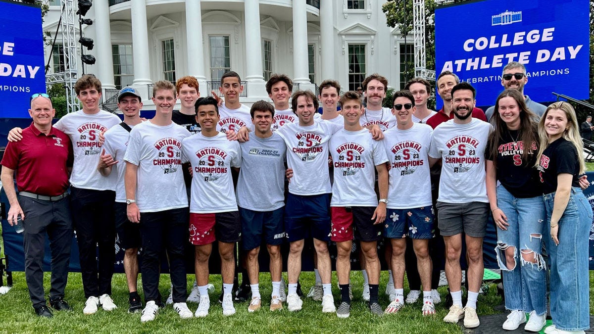 Mens volleyball team posing in front of the Whitehouse