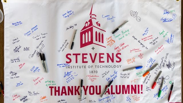 Students sign banner thanking Stevens alumni 