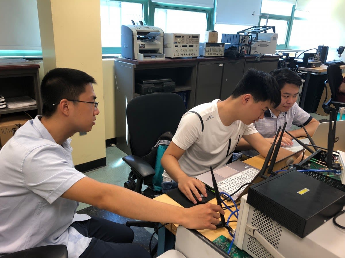 Tsinghua students doing research