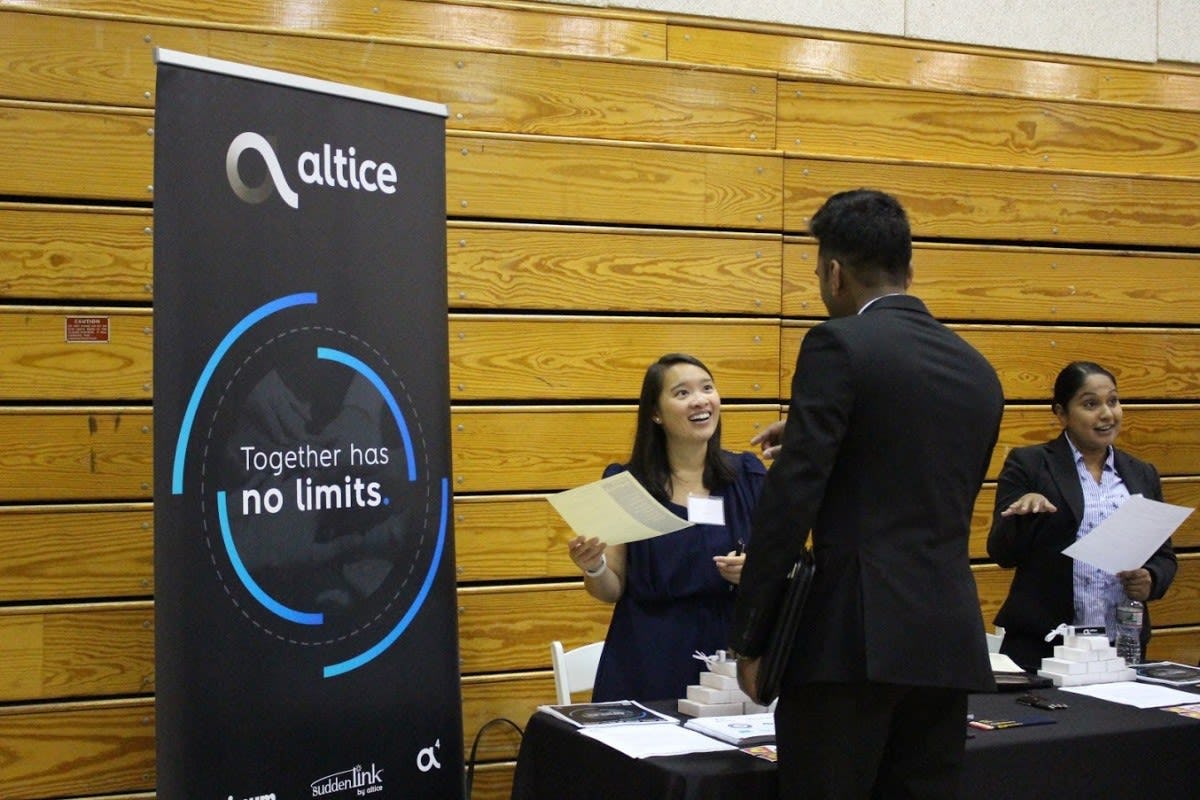 Stevens student shakes hands with an Altice recruiter