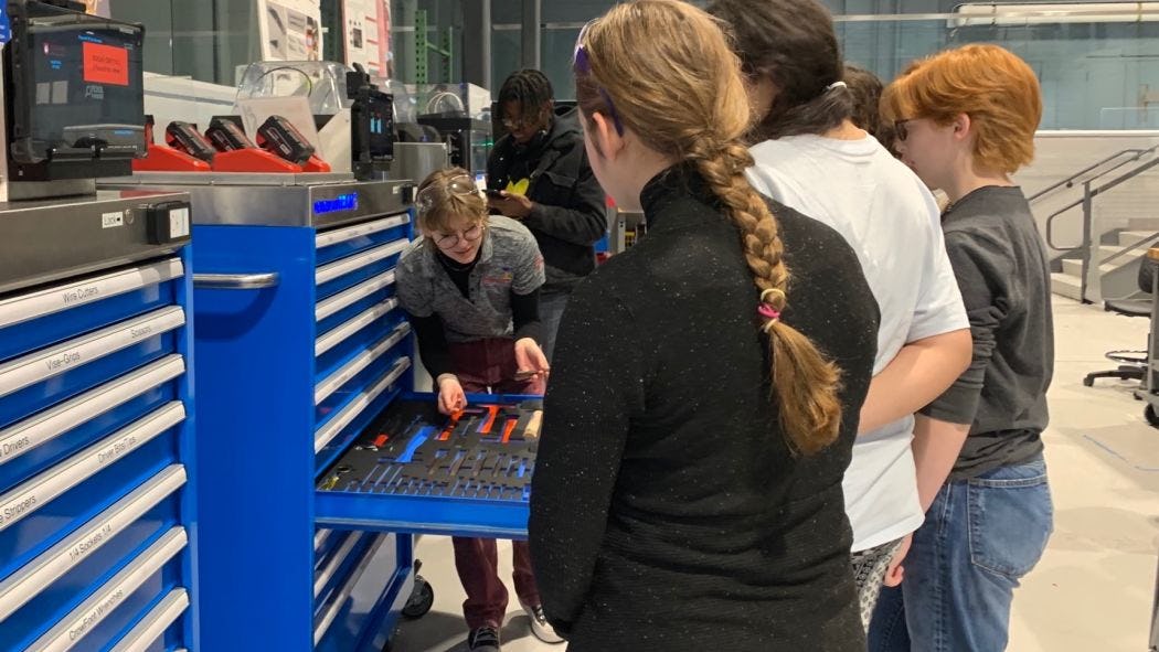 Lily Stevenson ’23 introduces students to MakerSpace resources