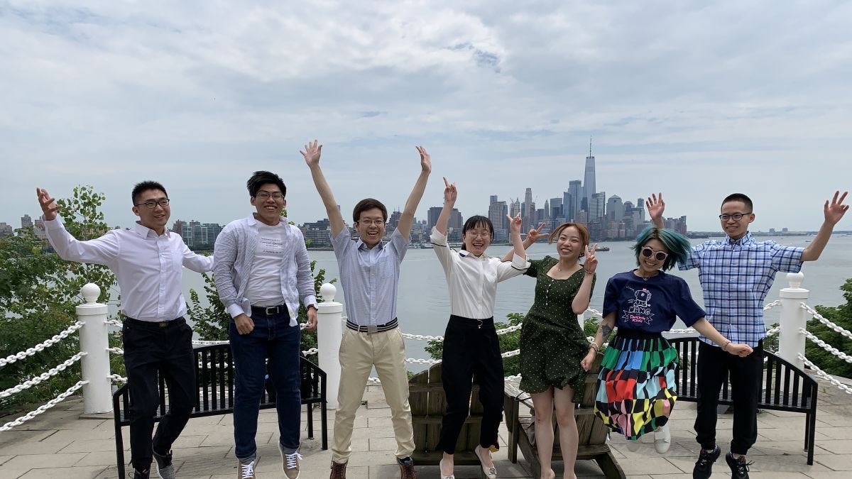 Tsinghua students in front of Manhattan skyline