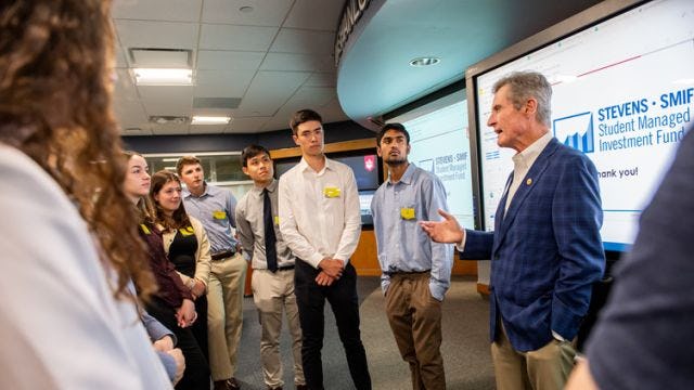 Students speak with alum in the Hanlon Financial Systems Lab