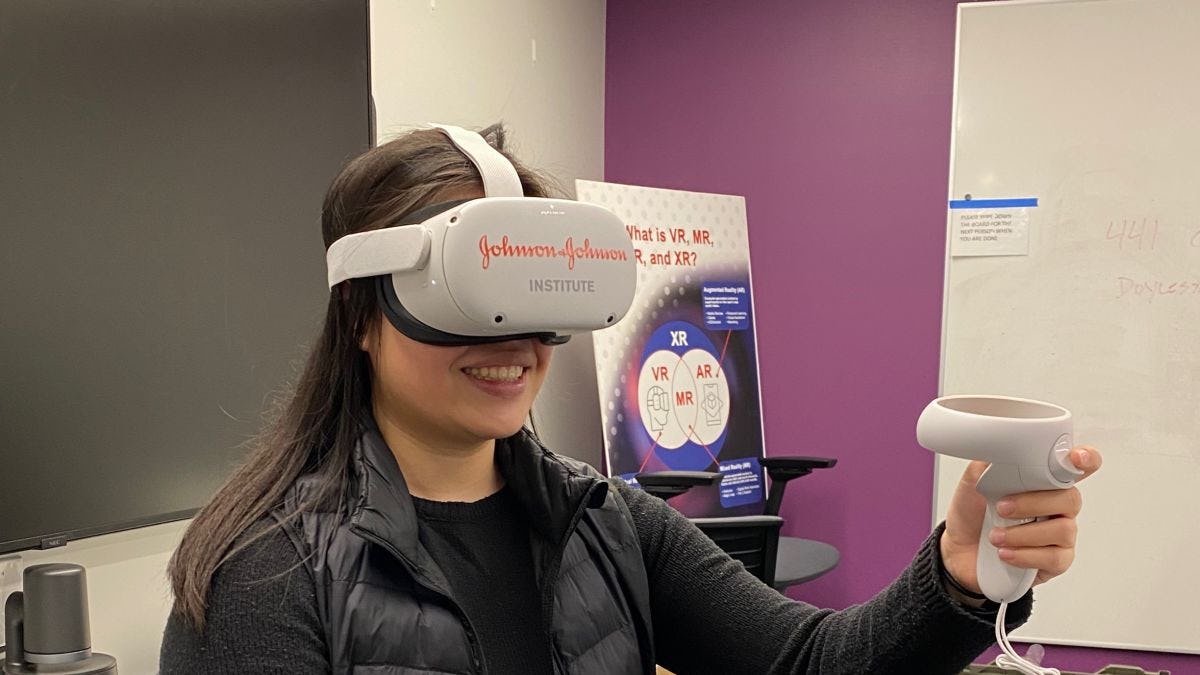 Christie Chen ‘20 M.S. ‘21 using a VR headset that trains doctors to conduct surgeries