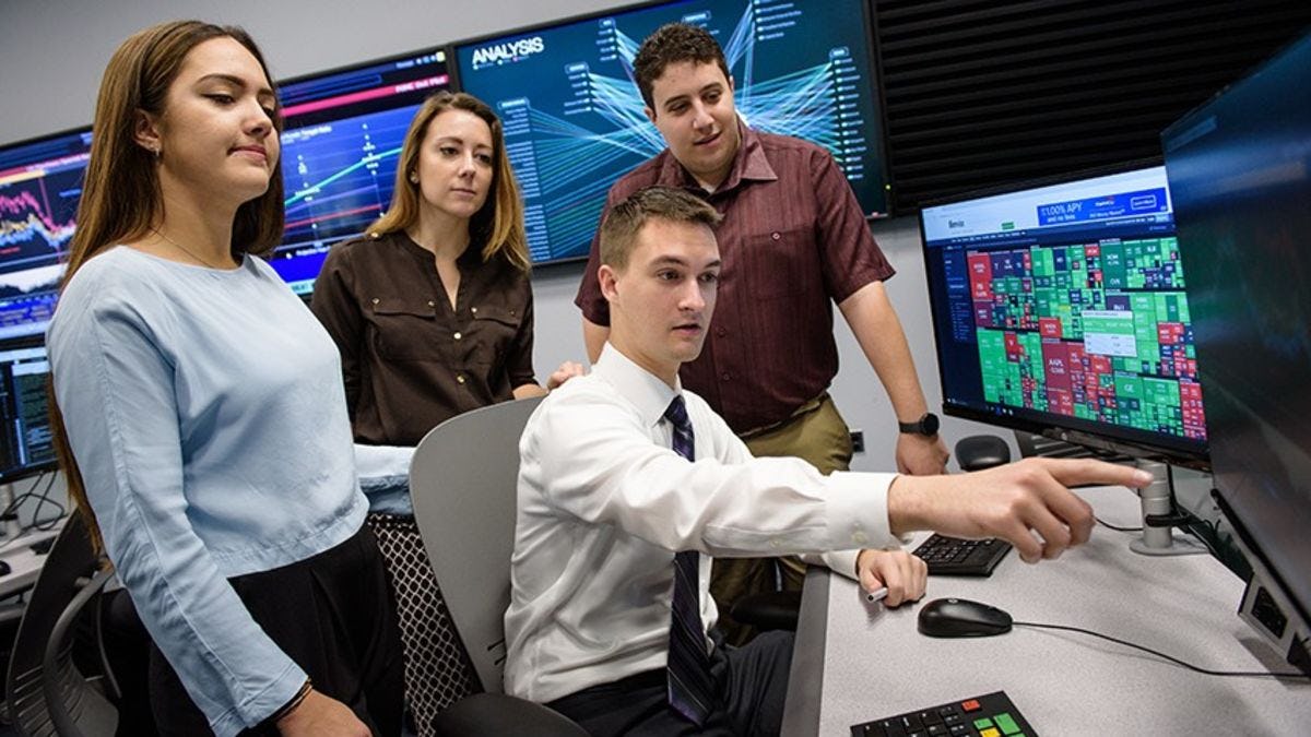 Students in the Hanlon 2 data and analytics lab.