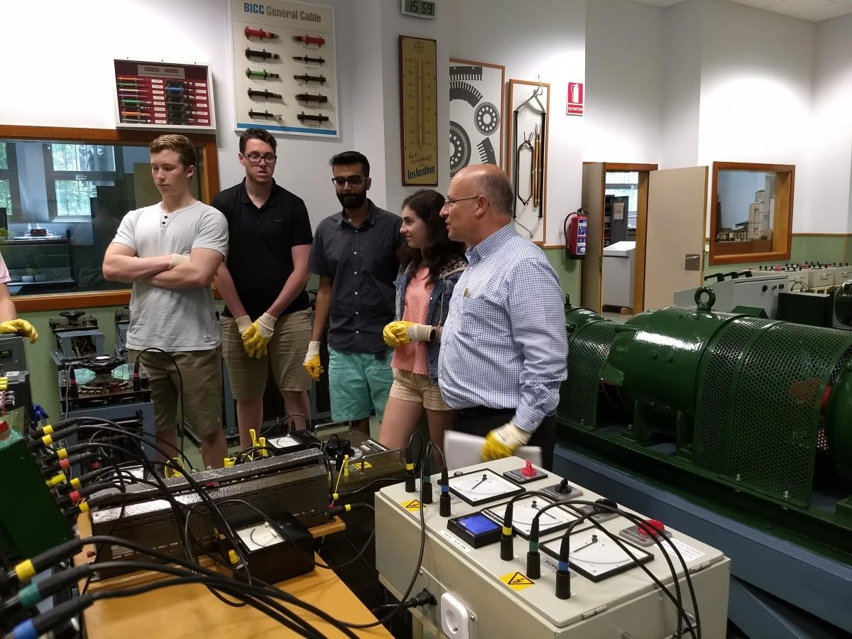 Students Trevor Hinds, Liam McAlister, Rohan Desai and Chana Meystelman learn about research in Comillas professor Luis Rouco Rodriguez’s lab. CREDIT: Ron Besser