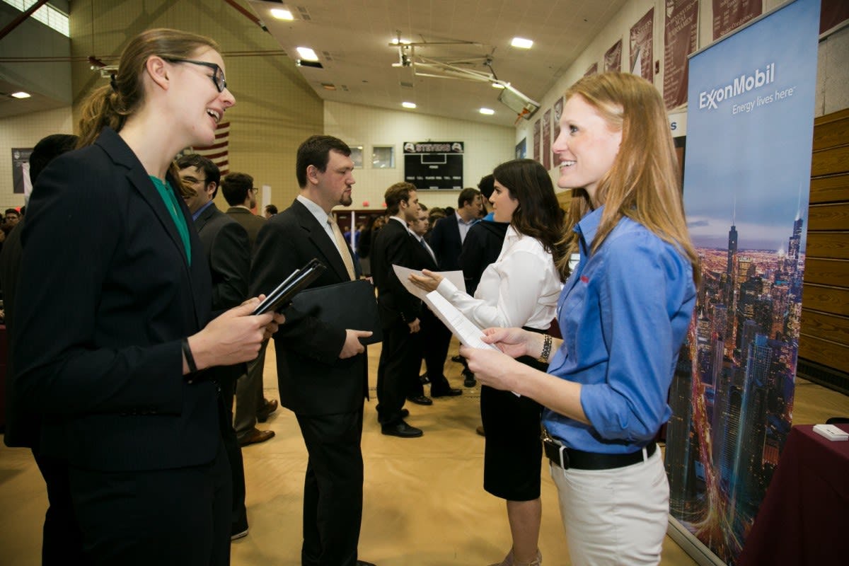 Stevens student speaking with alumna who works at ExxonMobil